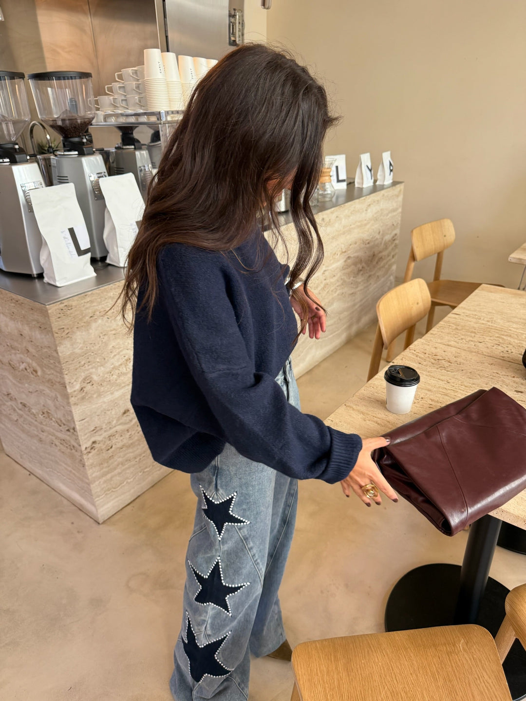 Pantalón vaquero de mujer con detalle de estrellas, estilo único para looks diarios casuales.