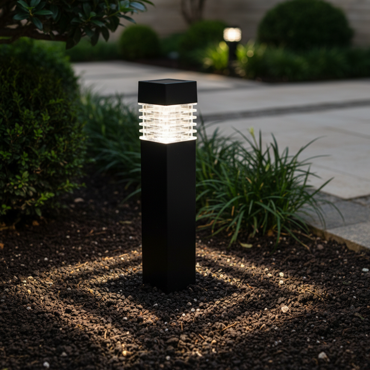 Luces solares LED modernas para jardín y patio. Iluminación exterior eficiente, ecológica.
