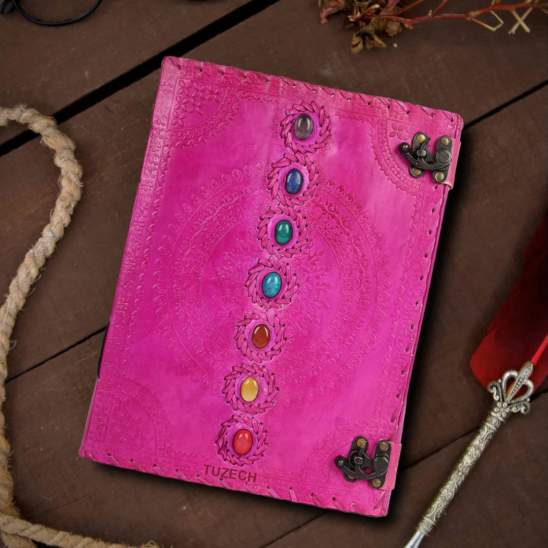 Cuaderno de cuero rosa grande para arte y escritura. Diseño chakra para inspiración espiritual.