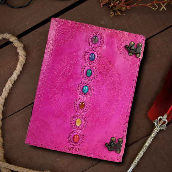 Cuaderno de cuero rosa grande para arte y escritura. Diseño chakra para inspiración espiritual.