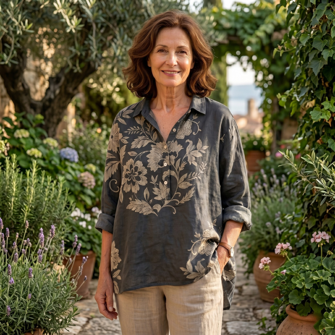 Mujer vistiendo blusa floral casual gris. Prenda ligera y cómoda, ideal para un estilo fresco.