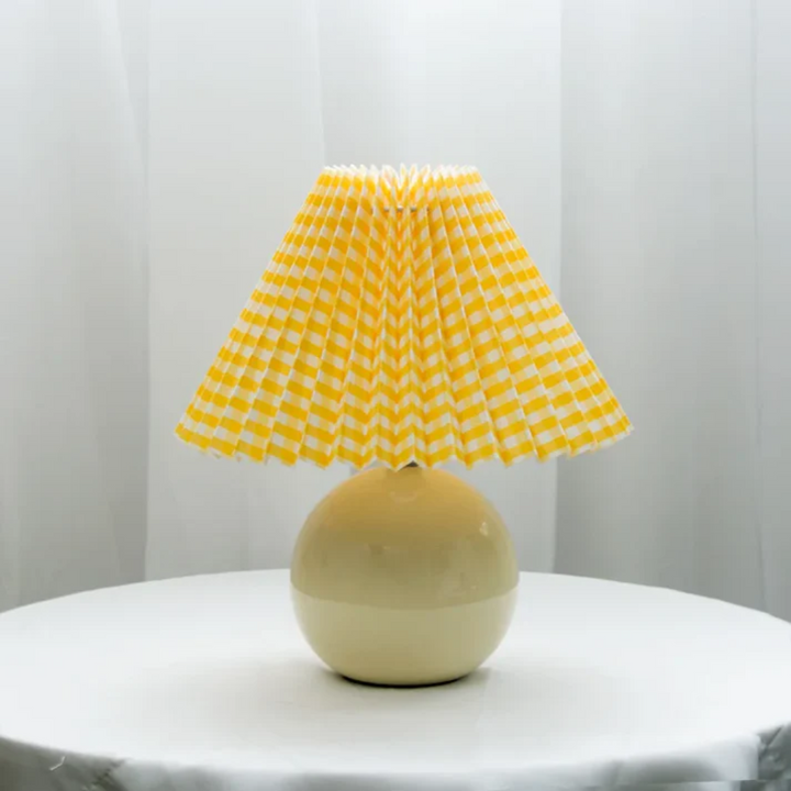 Cerámica antigua: lámpara de mesa decorativa para iluminación hogar. Estilo retro y cálido.