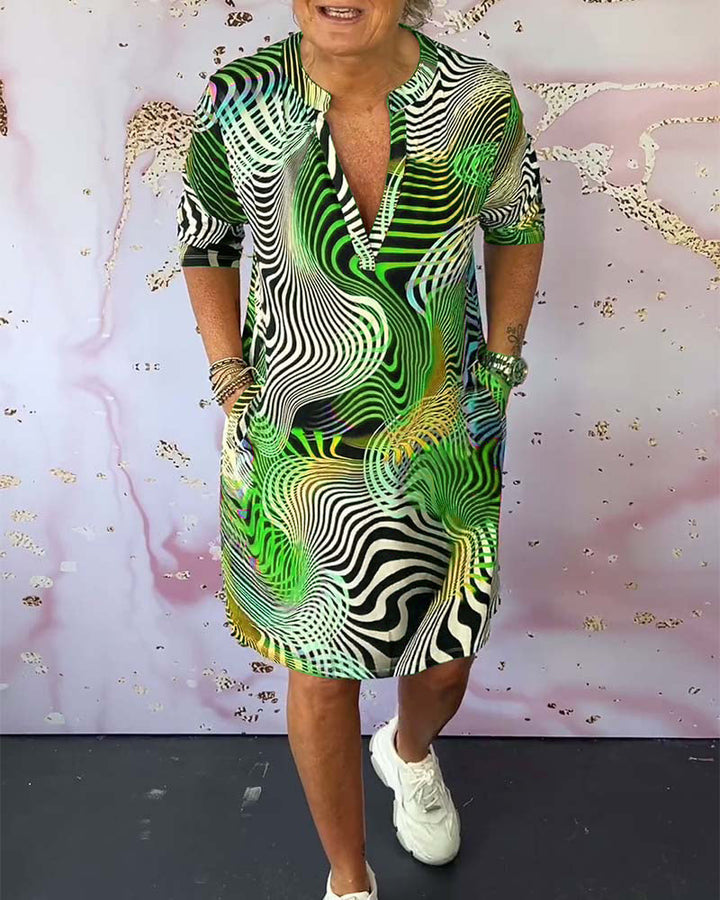Vestido de mujer corto y fluido con estampado abstracto de ondas, cuello V, perfecto para un look casual de verano.