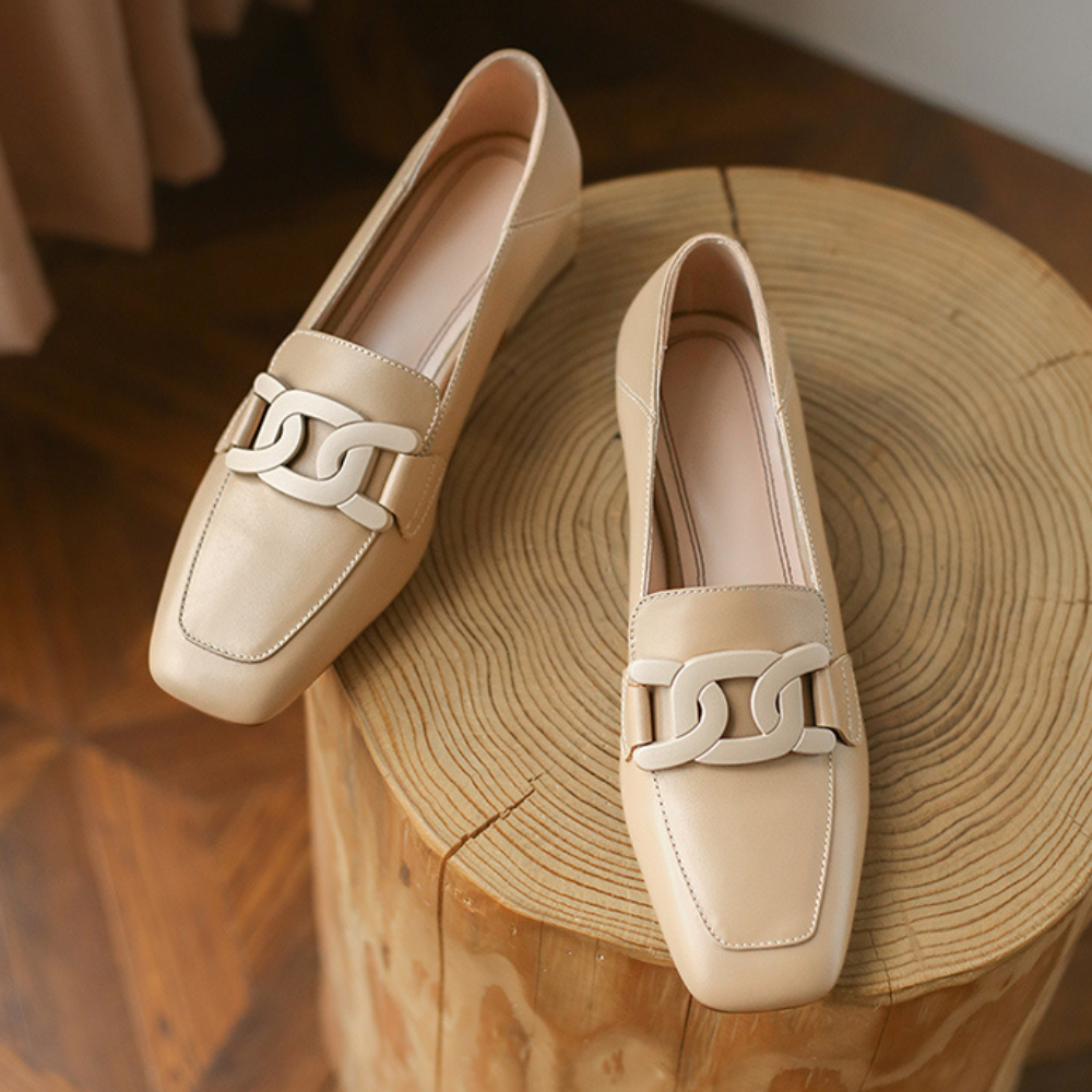 Zapatos clásicos de mujer negros, confortables para el día a día, moda femenina actual.