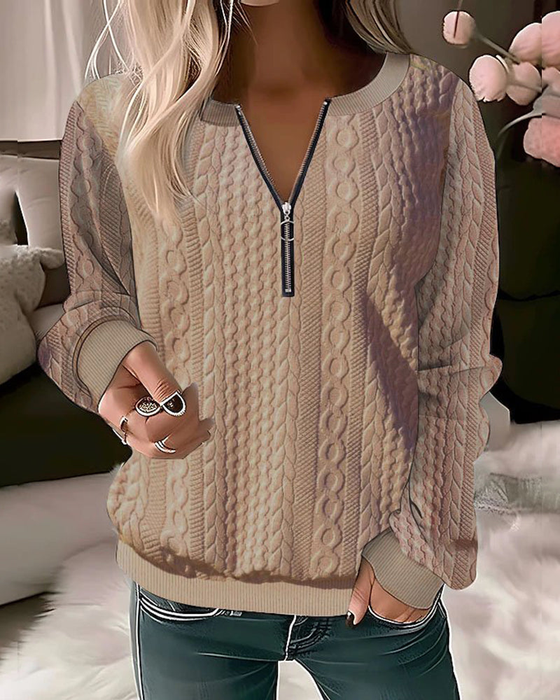 Mujer luciendo suéter elegante de cuello redondo, ideal para outfits de moda femenina versátil. Comodidad moderna.