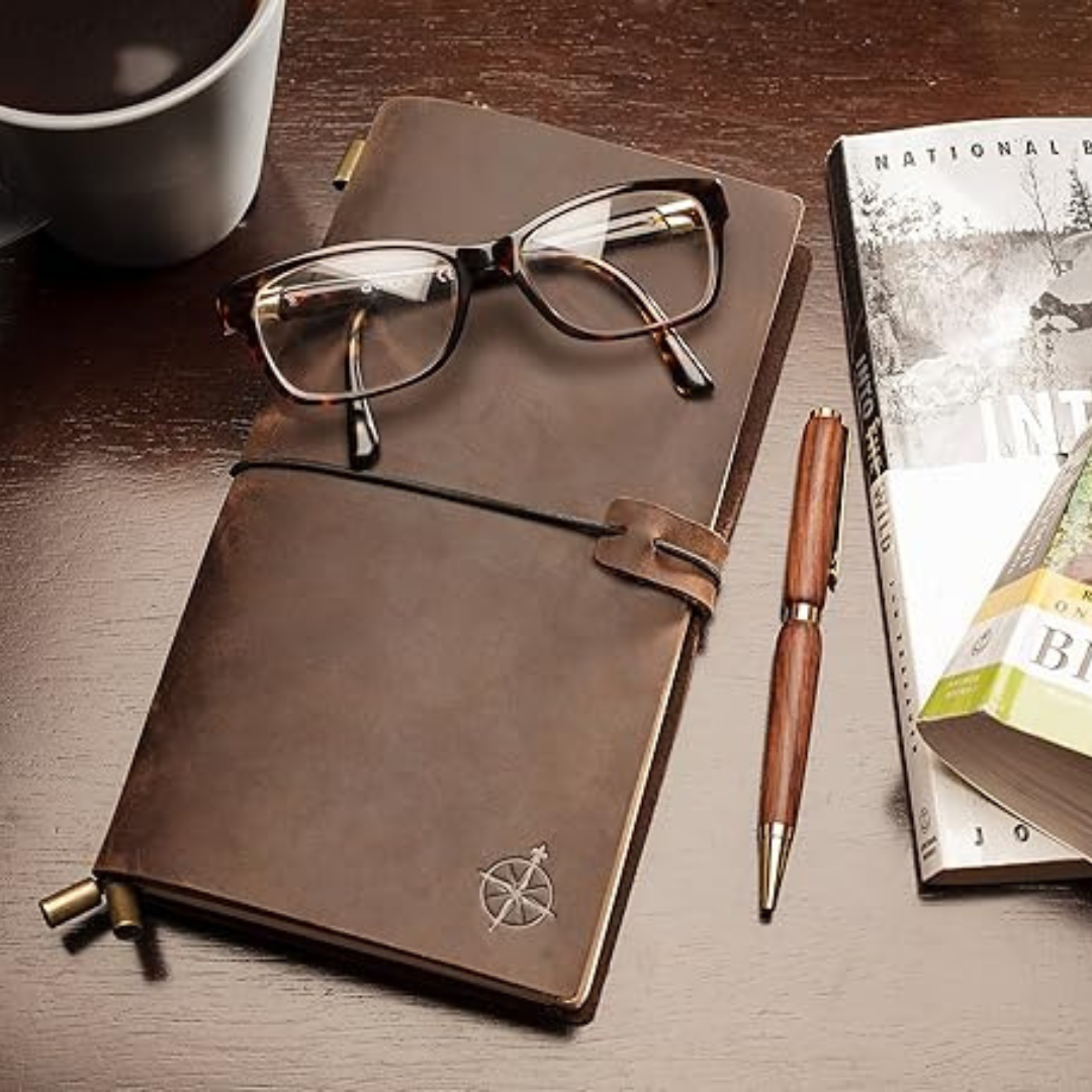 Diario de viaje de cuero recargable, perfecto para escribir notas y recordar aventuras. Estilo vintage.