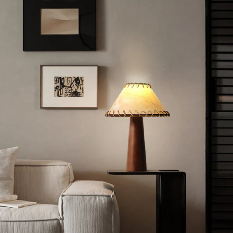 Lámpara LED minimalista de mesa, madera. Diseño japonés wabi-sabi, ideal para lectura o ambiente relajante.
