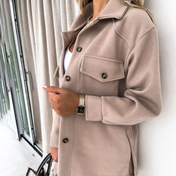 Elegante abrigo de primavera blanco, corte ajustado. Chaqueta ligera para mujer, perfecta para moda casual femenina.