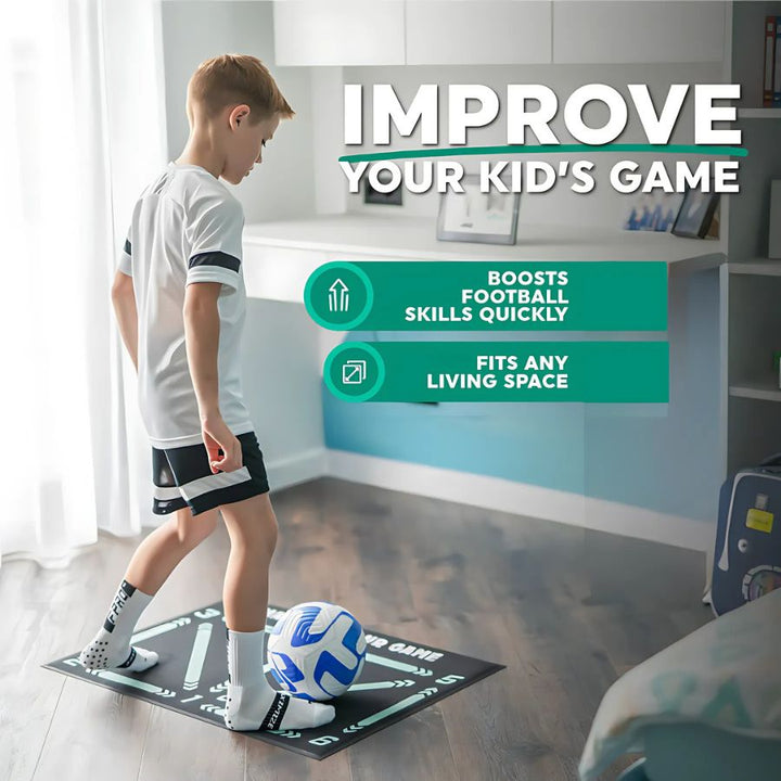 Joven futbolista practicando agilidad en tapete de entrenamiento de fútbol 2x2m con programa Pro.