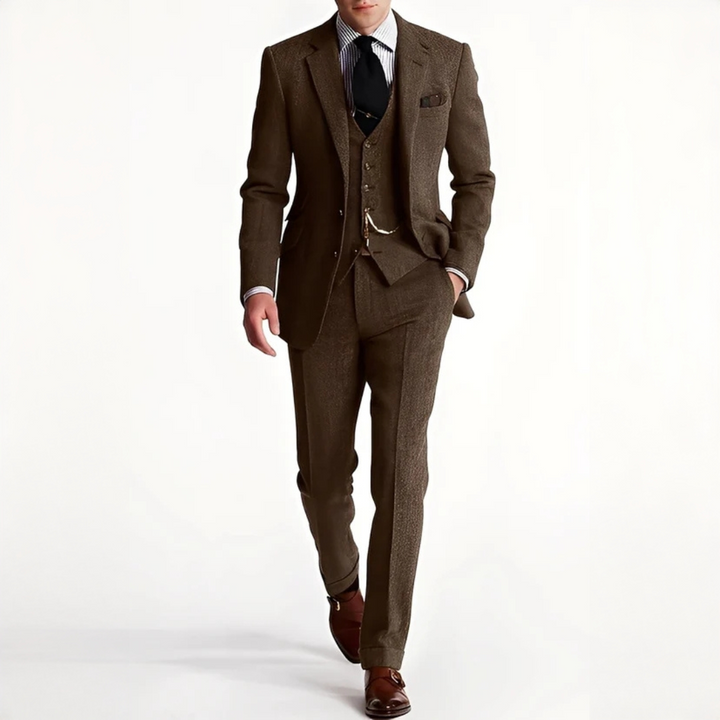 Variedad de colores en traje de tres piezas para hombre. Estilo formal clásico para cualquier ocasión.