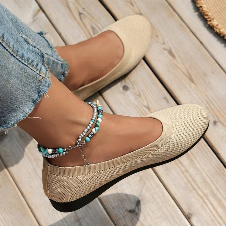 Detalle del tejido transpirable de las zapatillas de mujer, asegurando frescura y comodidad en verano.