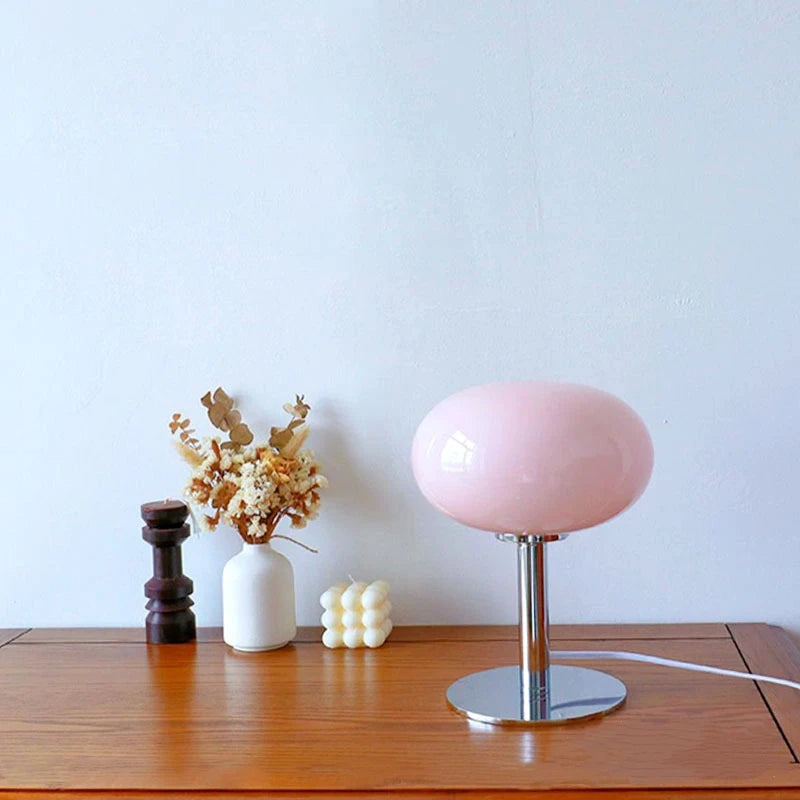 Lámpara de mesa LED recargable, moderna y portátil, ideal para dormitorio o terraza, luz regulable.