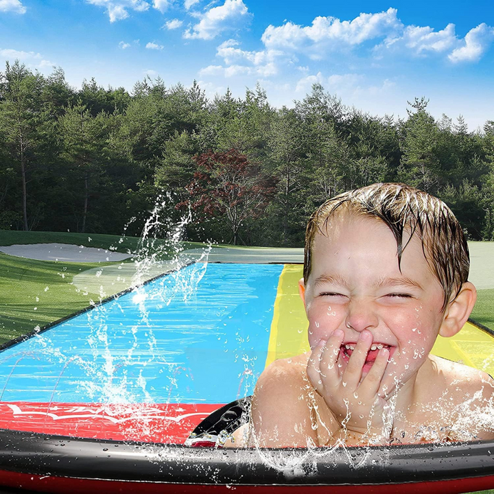 Niños riendo en tobogán de agua inflable, juego al aire libre seguro y refrescante para el verano en el jardín.