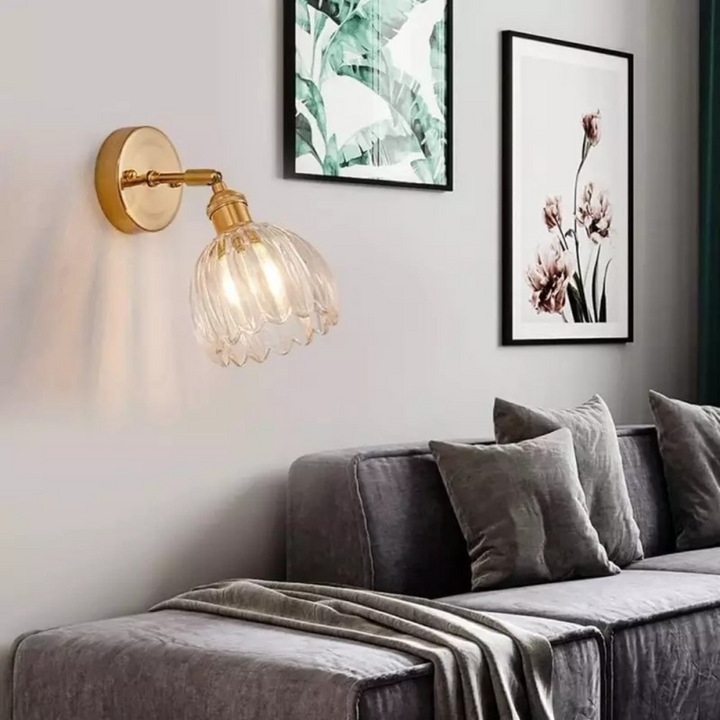 Iluminación de pared vintage con detalles de metal y vidrio tulipán, diseño retro para hogar.