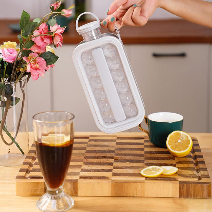 Refresca tus bebidas con el vaso molde para bolas de hielo. Accesorio práctico de verano para la cocina.