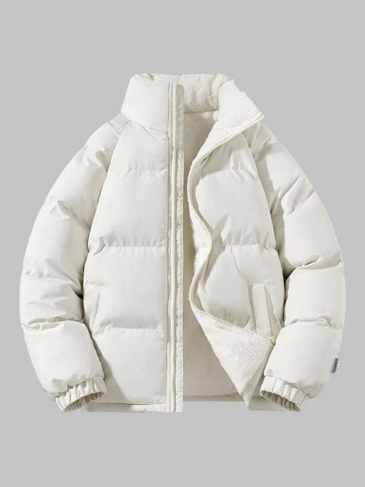 Hombre vistiendo chaqueta puffer acolchada. Abrigo casual y cálido para la moda de invierno.