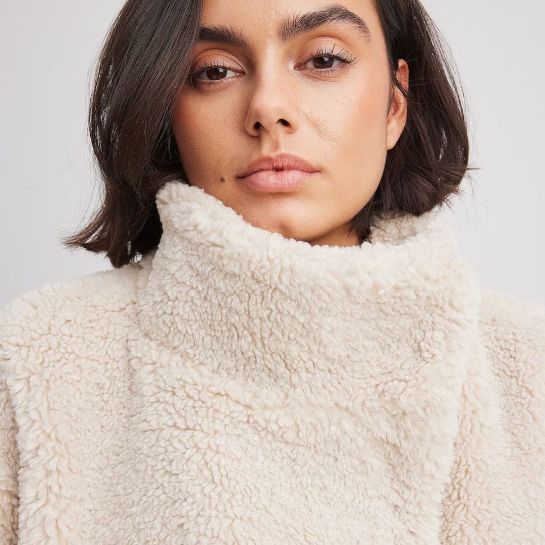 Abrigo oversize de invierno para mujer en tono beige, ideal para un estilo cálido, cómodo y elegante.