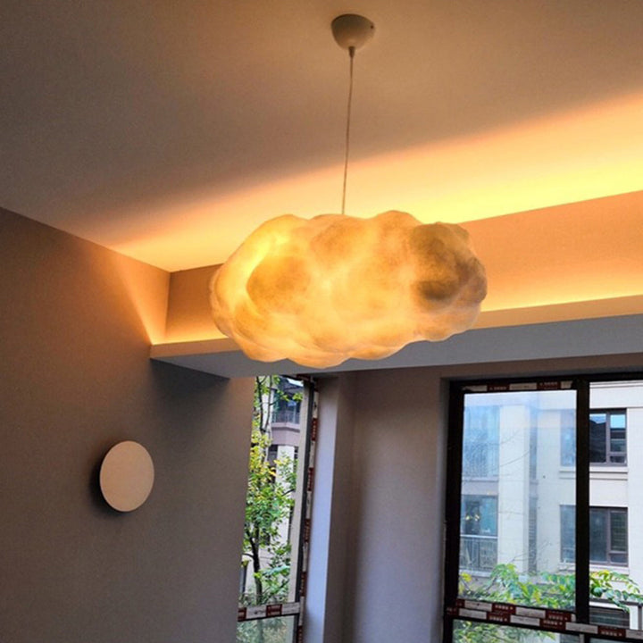 Luz colgante LED estilo nube blanca. Iluminación moderna de techo con acabado en PVC y algodón. Ambiente cálido.