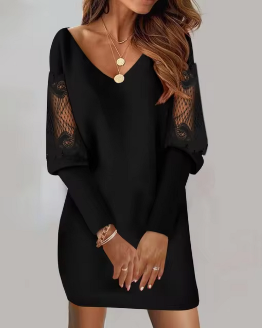 Vestido ajustado de mujer, modelo LIA, con mangas largas y escote en V. Perfecto para look casual elegante.
