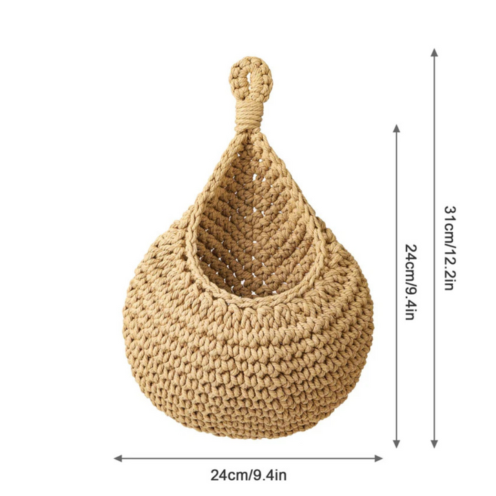Cesta colgante de yute boho, solución versátil para organización y decoración en cualquier rincón del hogar.