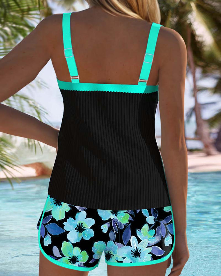 Tankini de dos piezas para mujer, shorts florales vibrantes y top acanalado.