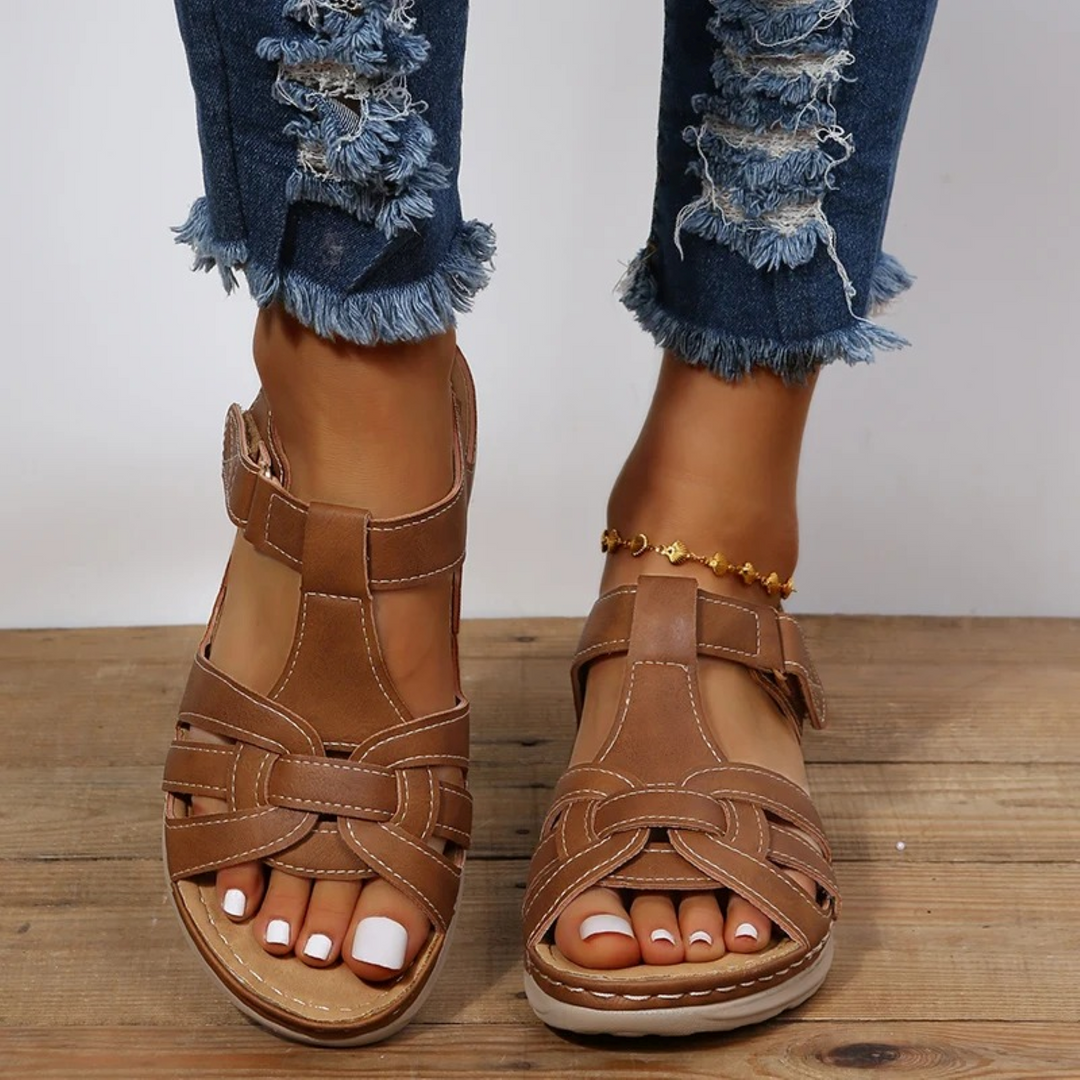 Sandalias elegantes de mujer con tacón cómodo, bicolor negro y marrón, estilo casual chic para el verano.