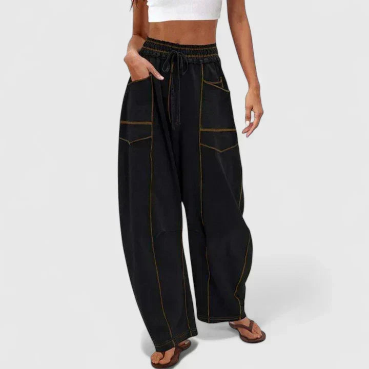 Pantalón de mujer ancho y holgado, perfecto para looks casuales y estilo urbano. Moda femenina cómoda y versátil.