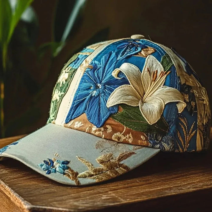 Gorra de mujer con diseño floral bordado, perfecta para verano y protección solar ajustable.