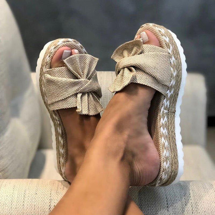 Sandalias ortopédicas elegantes para mujer con lazo, ideales para verano y comodidad diaria.