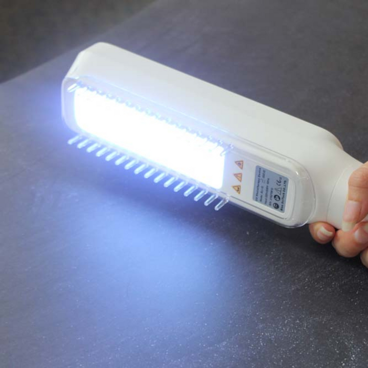 Terapia de luz UVB portátil para reducir la inflamación de dermatitis atópica. Cuidado dermatológico.