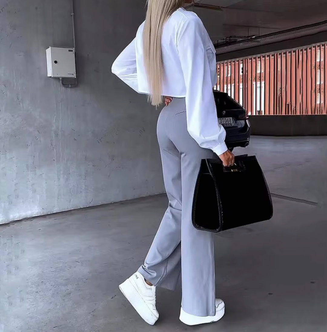 Traje moderno de blazer corto y pantalón para mujer. Este estilo chic es perfecto para ropa de oficina y atuendos formales.