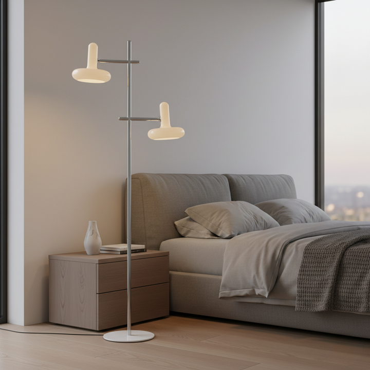 Lámpara de pie elegante con cabezas ajustables y base de vidrio, perfecta para sala de estar.