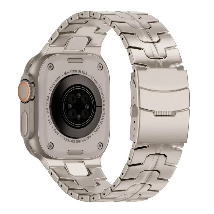 Reloj inteligente con pulsera de titanio ligera en la muñeca. Accesorio elegante y cómodo.