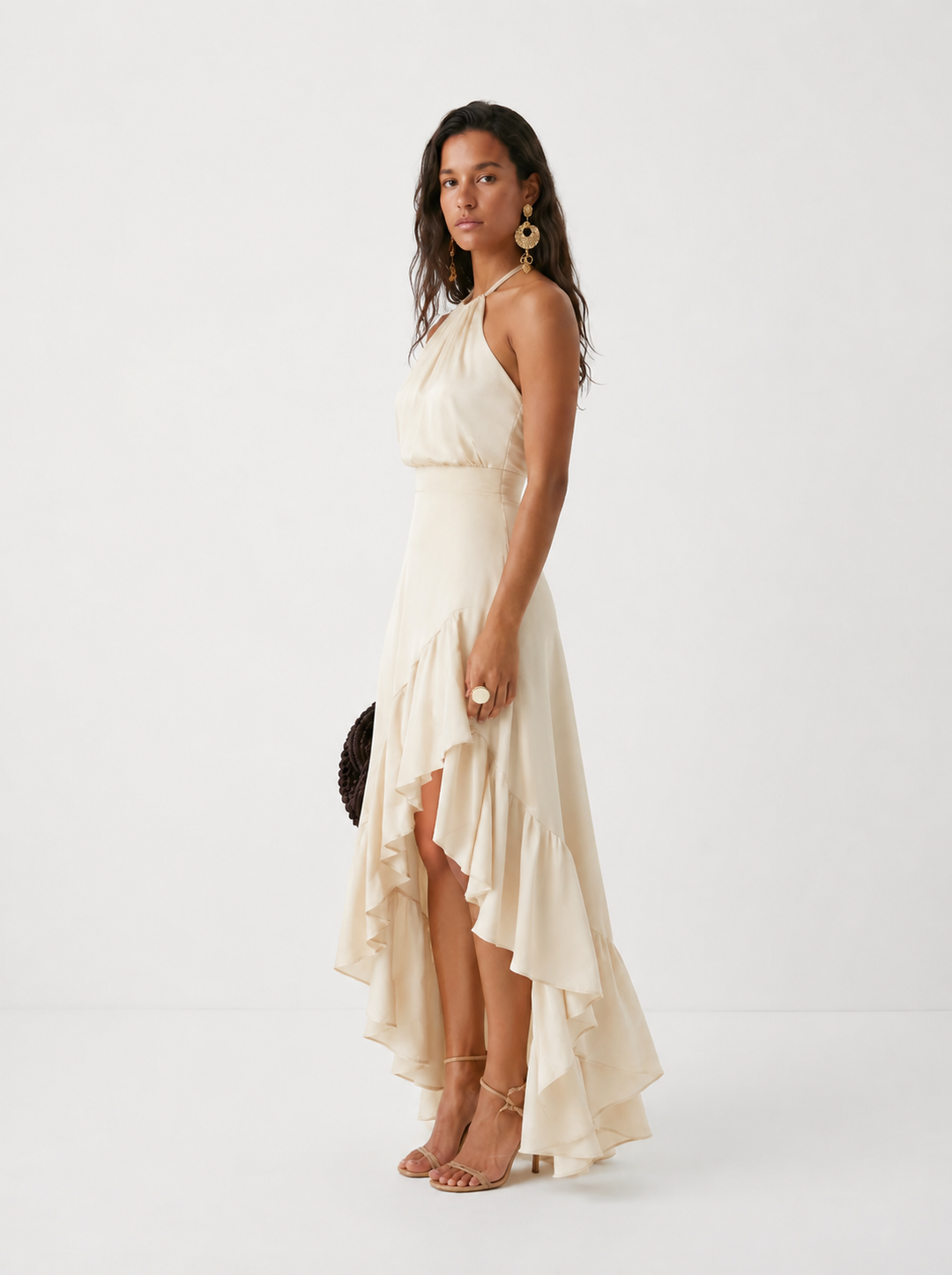 Vestido de celebración negro con cuello halter, volantes en falda asimétrica, moda femenina.