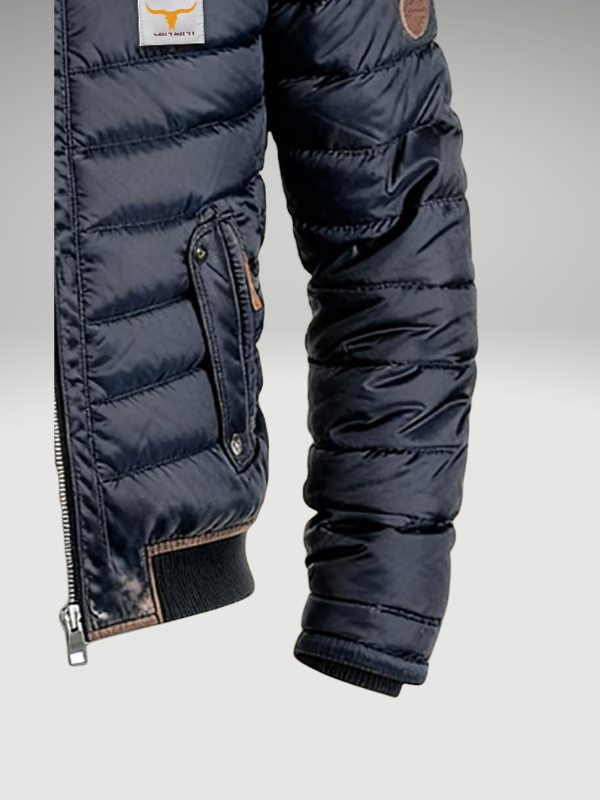 Chaqueta hombre acolchada ligera azul marino. Perfecta como abrigo casual o ropa de invierno de moda masculina.
