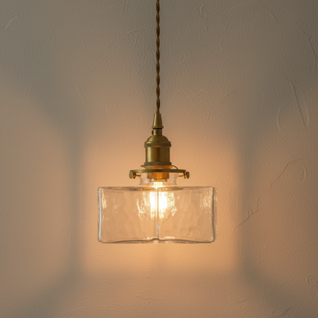 Lámpara colgante de vidrio texturizado vintage, crea patrones de luz únicos en interiores.