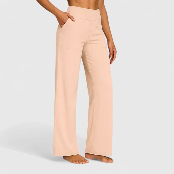 Mujer mostrando la fluidez de los pantalones anchos, ideales para confort y moda femenina.