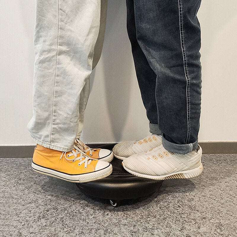 Taburete de oficina moderno con asiento de cuero PU, ruedas giratorias y diseño compacto.