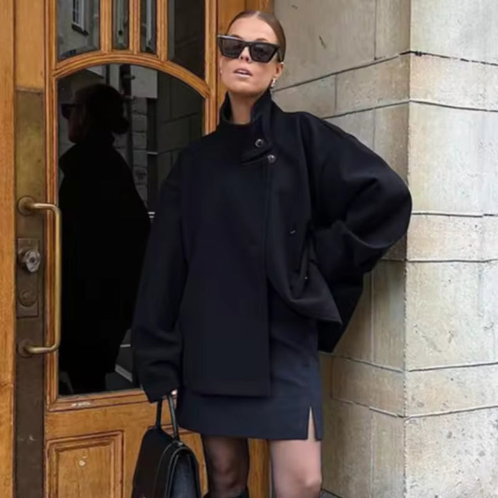 Chaqueta corta mujer con botones de lujo, acentúa tu estilo sofisticado para cualquier ocasión.
