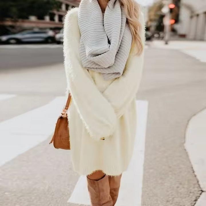 Vestido suéter de mujer, tejido suave y cómodo, en color beige. Moda casual femenina de otoño-invierno.