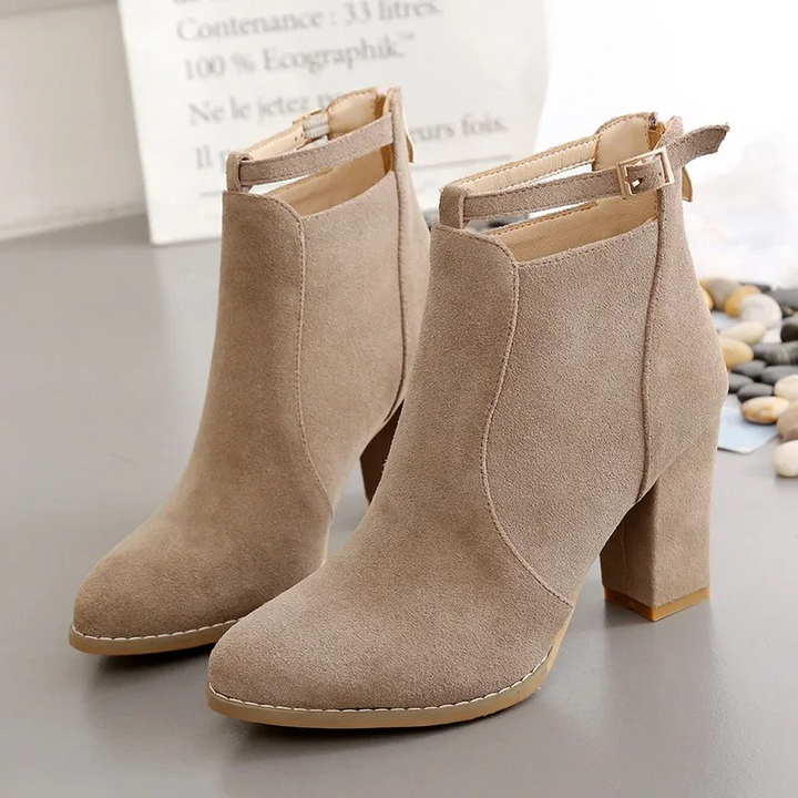 Botines de mujer beige, tacón bloque, hebilla lateral; calzado cómodo y chic.
