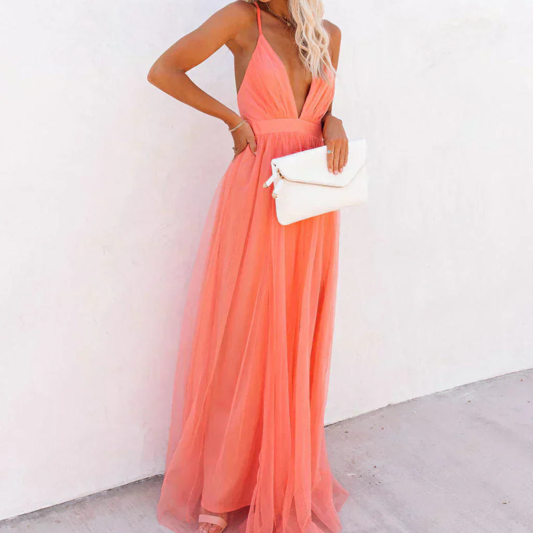 Elegante vestido fluido rosa de mujer, largo, con espalda descubierta y escote en V, perfecto para fiestas.