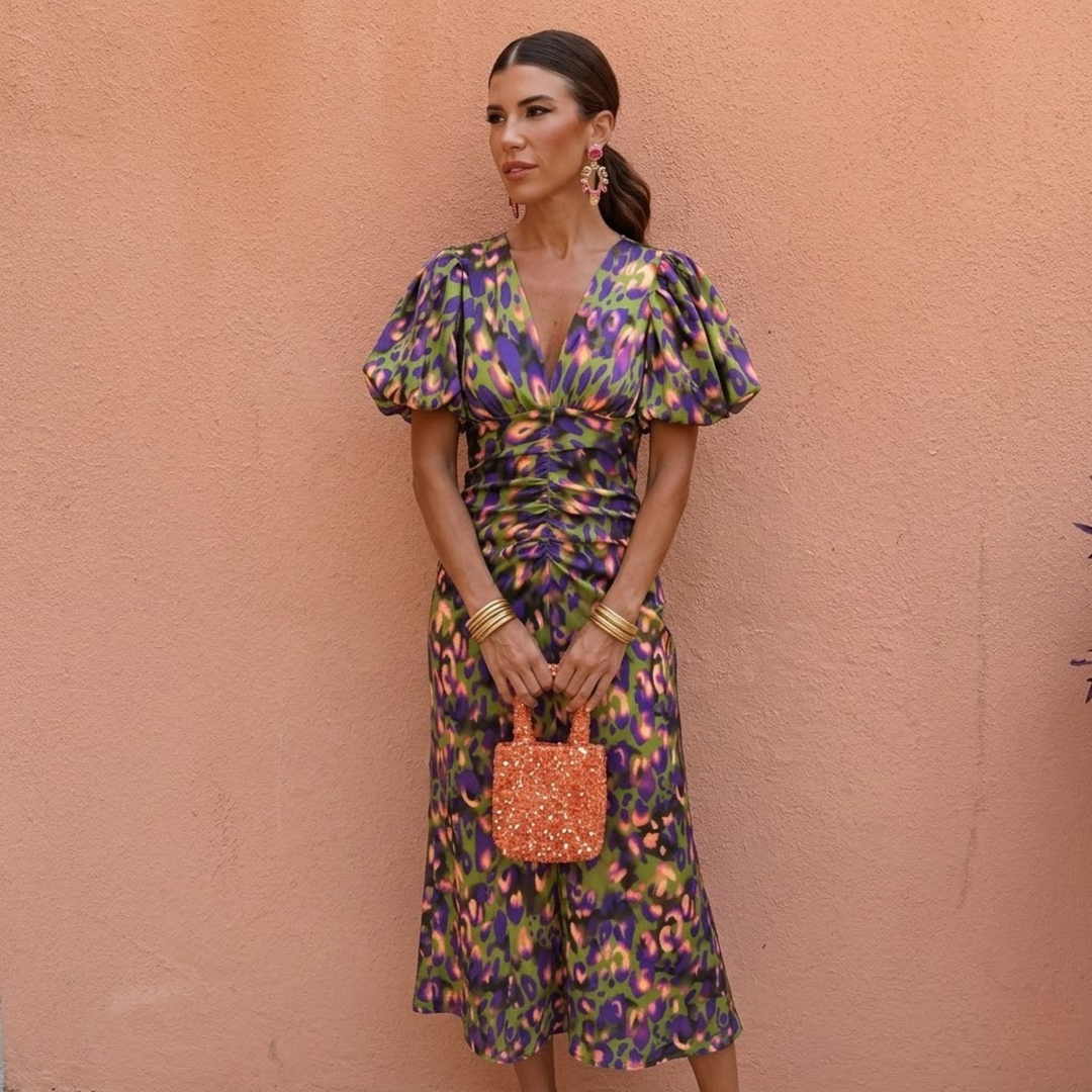 Vestido de moda mujer para verano, diseño elegante con escote V y mangas abullonadas, estilo fresco.