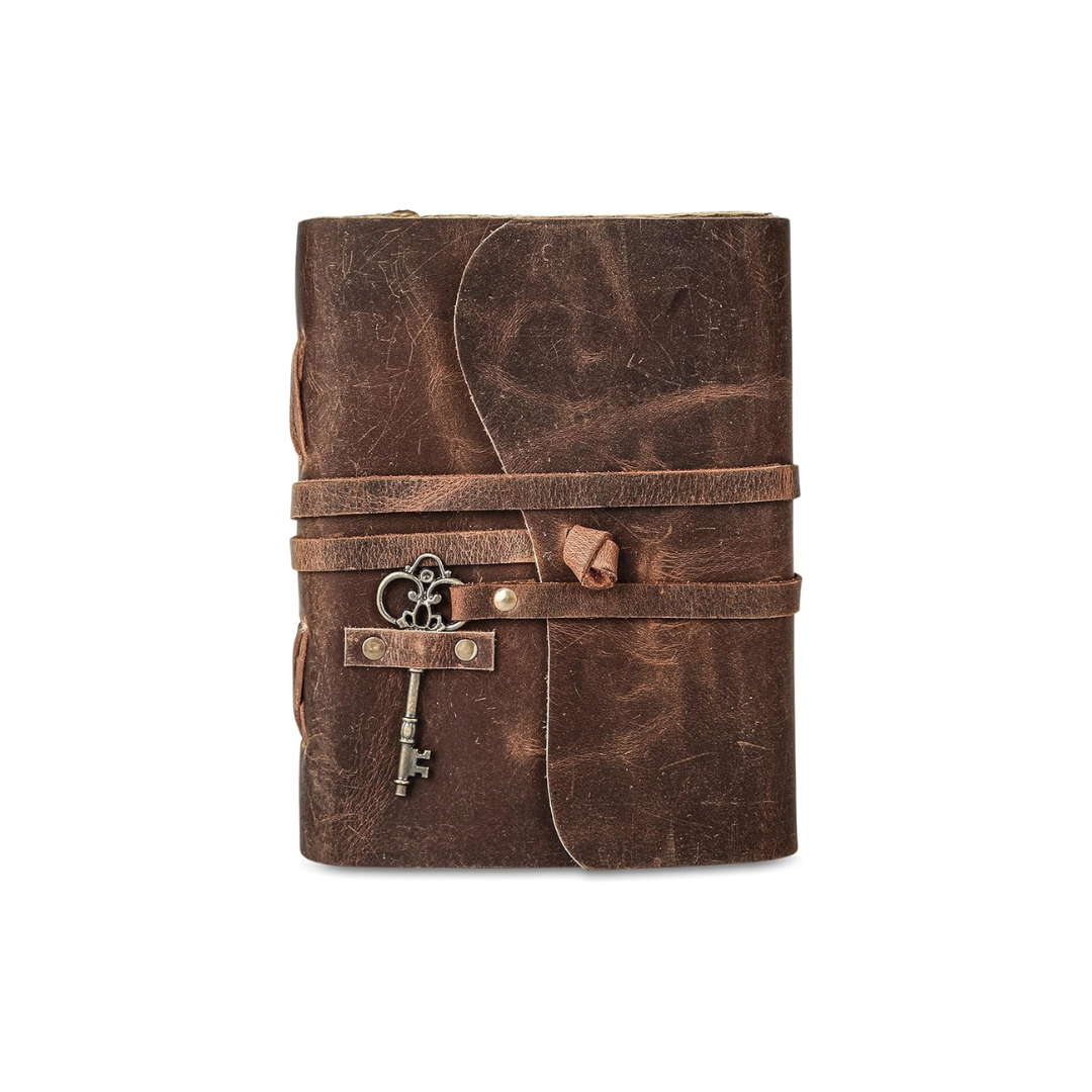 Diario de cuero vintage marrón con cierre de llave decorativa, ideal para journaling, escritura y notas.