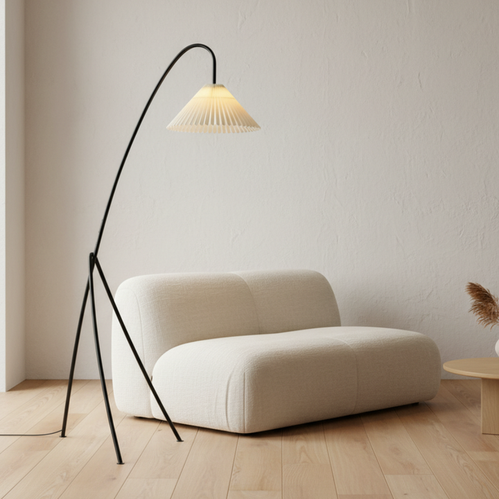 Lámpara de lectura de pie, diseño trípode moderno. Luz suave, ideal para sala de estar.