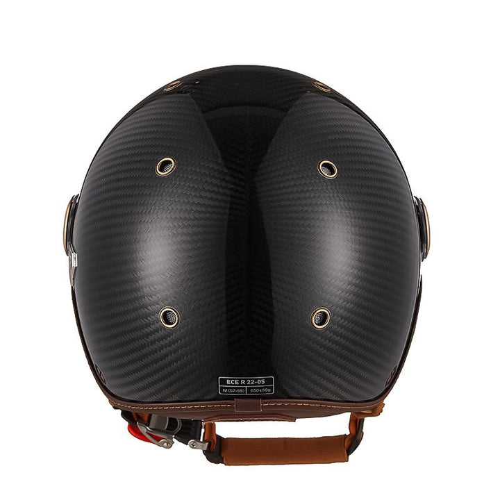 Diseño aerodinámico de casco moto fibra de carbono, ligero y ventilado. Protección ECE para motociclismo seguro y con estilo.