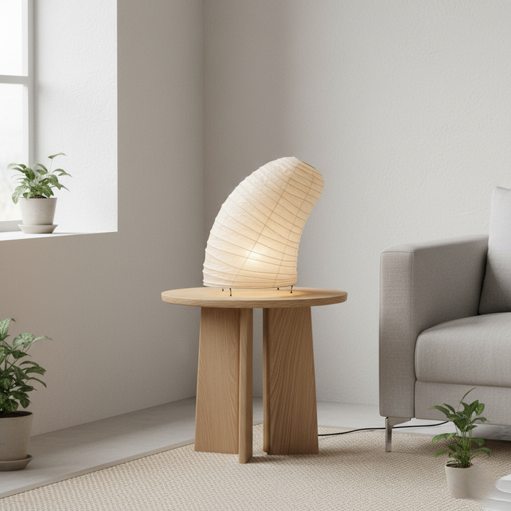 Lámpara de mesa estilo Japandi. Ofrece luz ambiental cálida para crear un ambiente relajante en el hogar.
