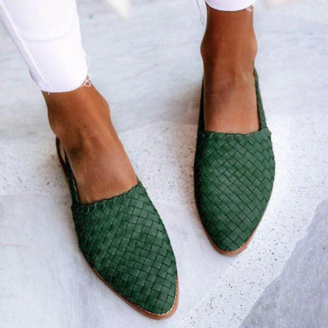 Calzado plano de mujer, balerinas cómodas estilo slingback. Moda femenina versátil para el día a día o eventos casuales.