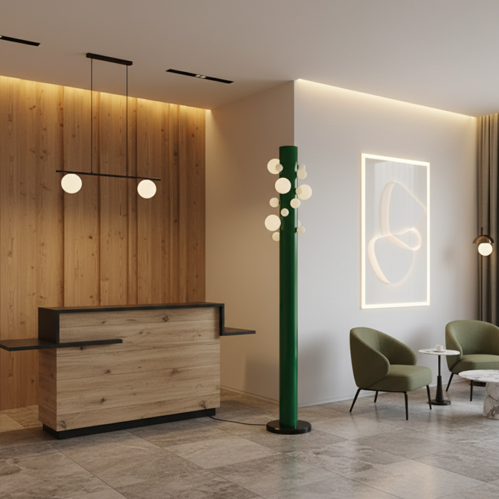 Lámpara de pie moderna para iluminación ambiental. Base verde, pantalla blanca. Decora tu hogar.