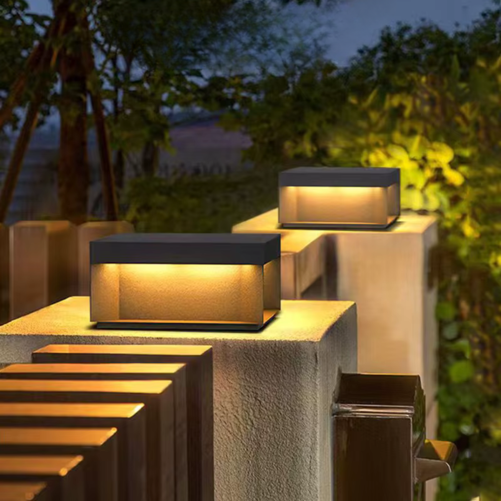 Foco LED de jardín para iluminar caminos. Diseño de poste de acero inoxidable, luz exterior.